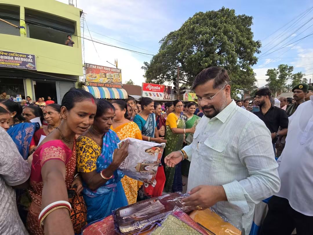 Puja Cheer Reaches 1,800 Families in Ranirbazar