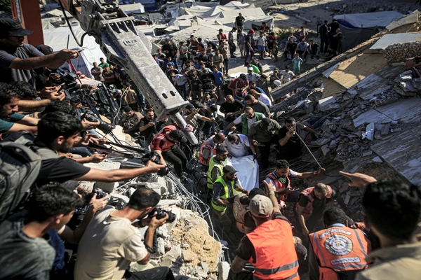 20 Killed as Damaged Gaza City Apartment Building Collapses; Dozens Feared Trapped