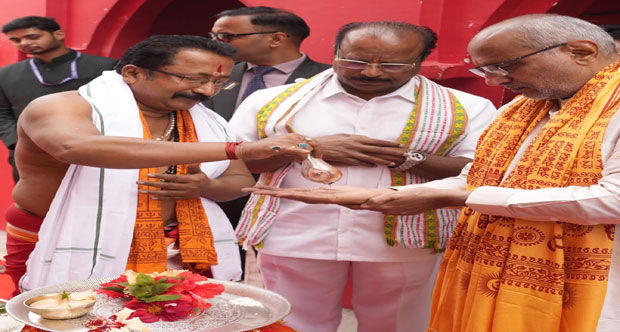 Vice President Visits Tripura Sundari Temple, Prays for Nation’s Peace and Prosperity
