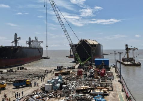 Eight Killed in Gas Leak at Bangladesh Shipyard