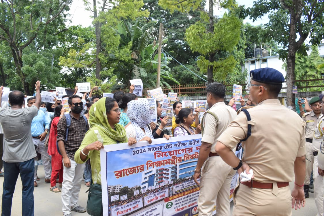 TET qualified candidates march for CM residence; faces police barricade