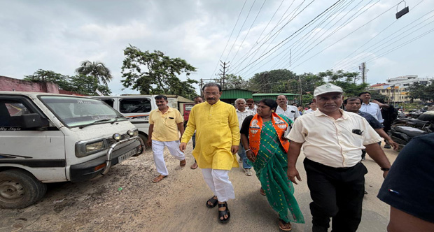 MP Reviews Civic Issues in Pratapgarh