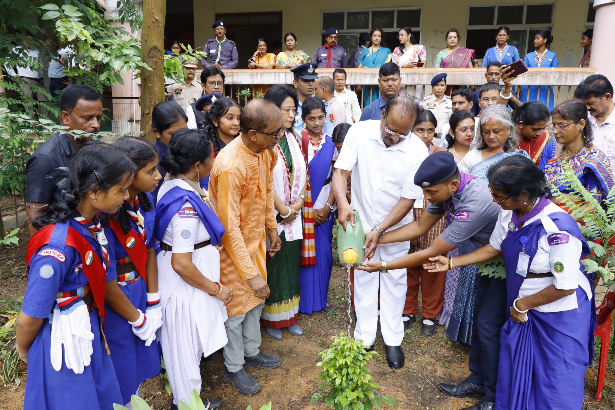 Governor Urges Girls to Lead and Serve